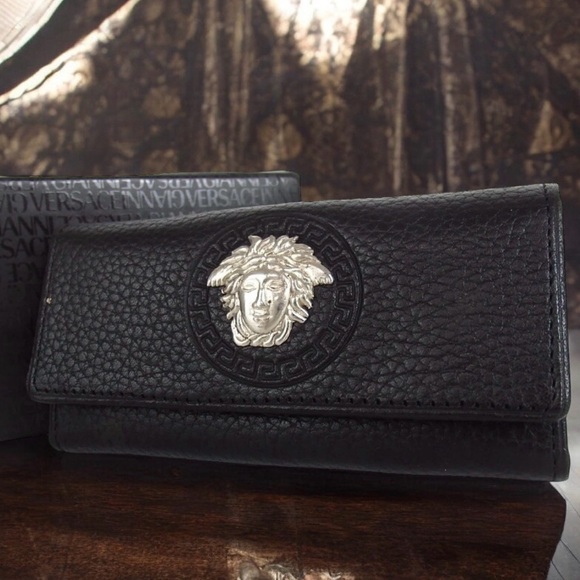 s_wp_6599fc010841b9f8fc655bb4.webp Gianni Versace Medusa Head Leather 4-Key Holder 😍❤️‍🔥